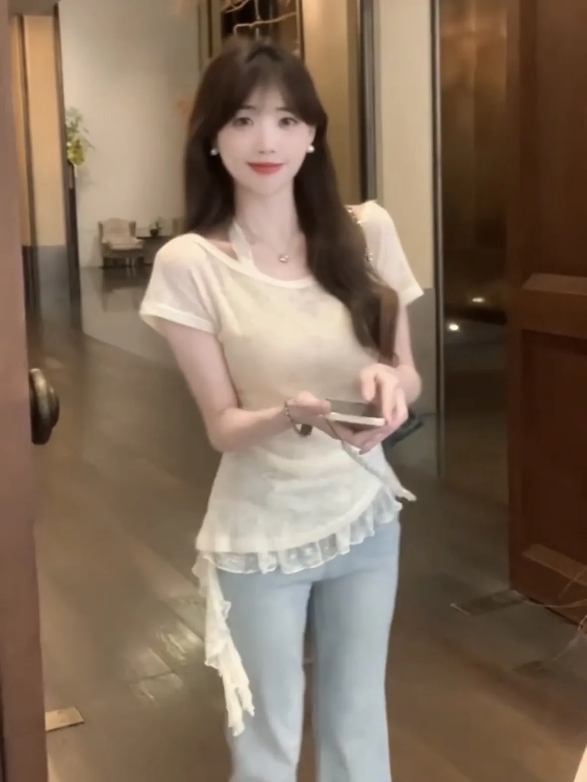 Zestaw dwuczęściowy: top na ramiączkach z koronkowym wykończeniem i bluzka z odkrytymi ramionami, letni, z wyczuciem stylu.