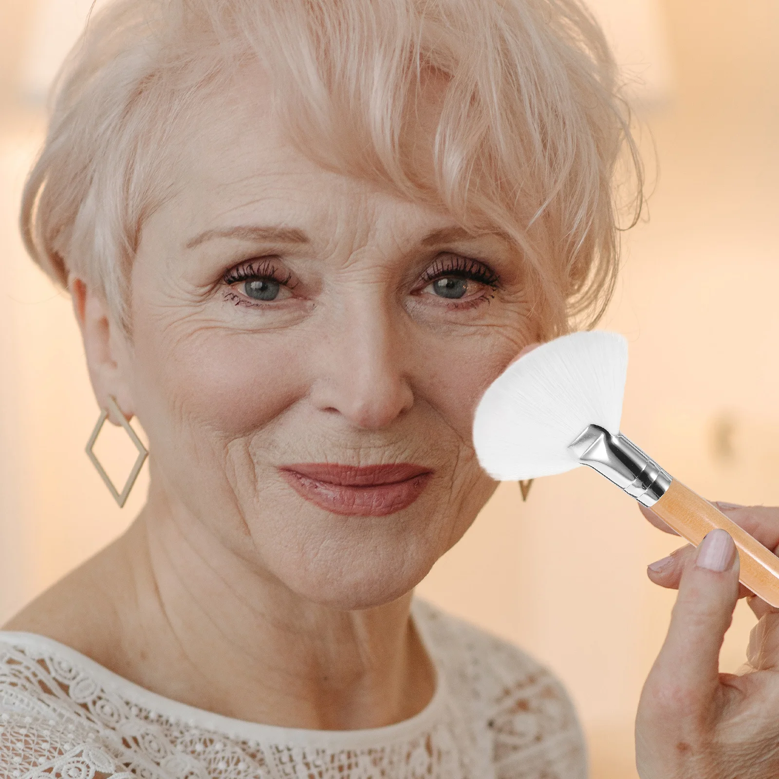 Brocha de maquillaje de abanico, 2 uds., pelo de nailon suave, herramientas de maquillaje facial sin caída para base, colorete, resaltador, brochas de ajuste de polvo