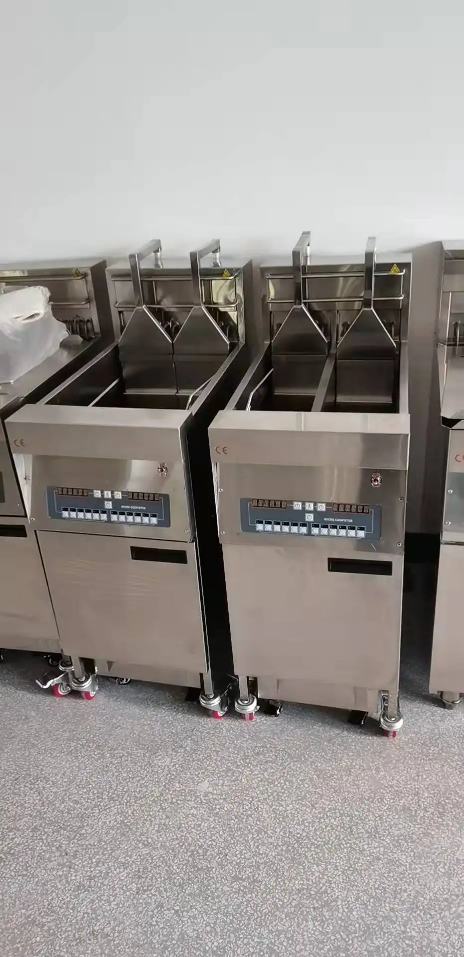 Automatic Oil Filtering Lifting Baskets Commercial Gas Deep Fryer With Double Tanks For Fried Chickens