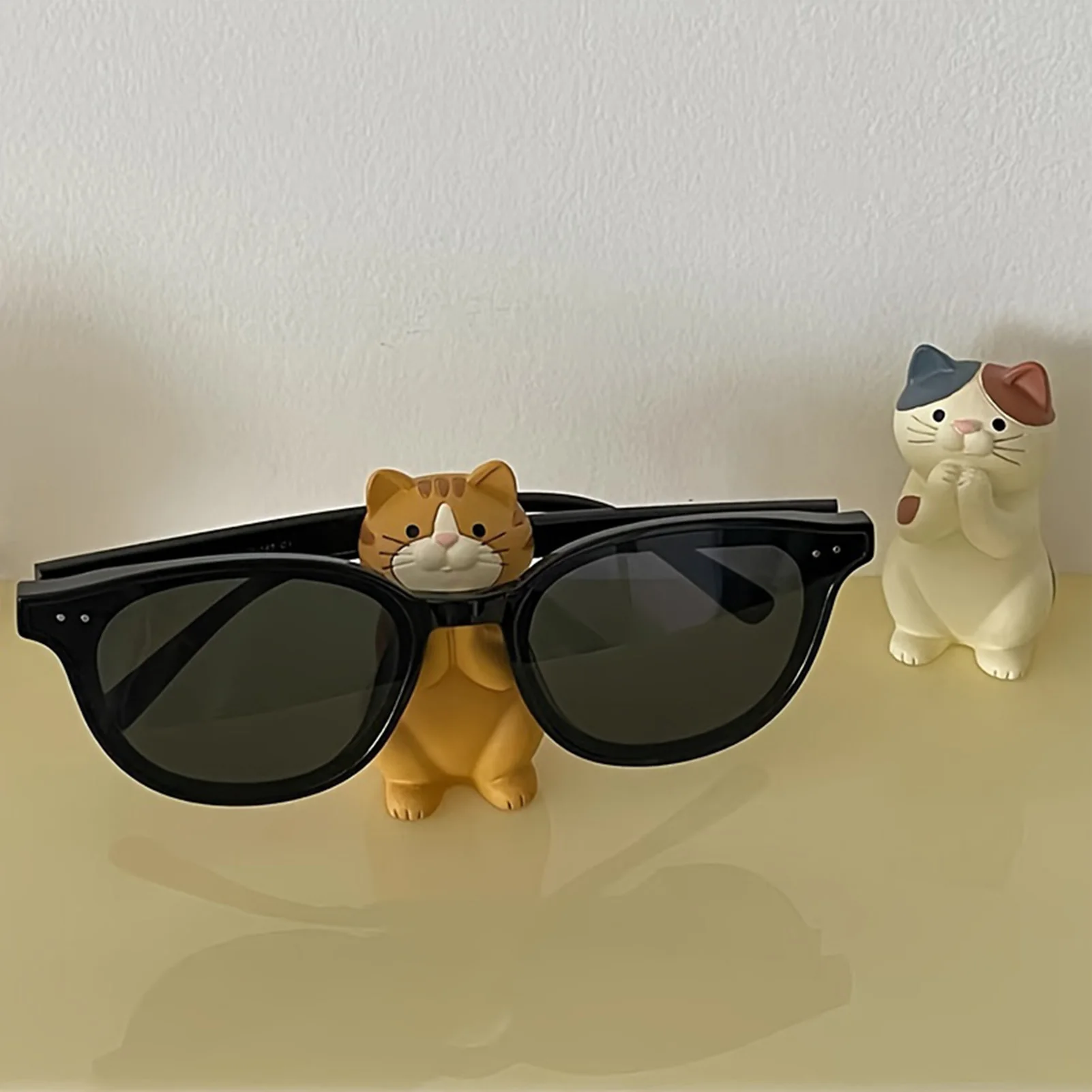 1Pcs Cute Cat Glasses Mobile Holder Resin Stationery Desktop Cat Decoration Collectible Home Decor Craft Ornaments