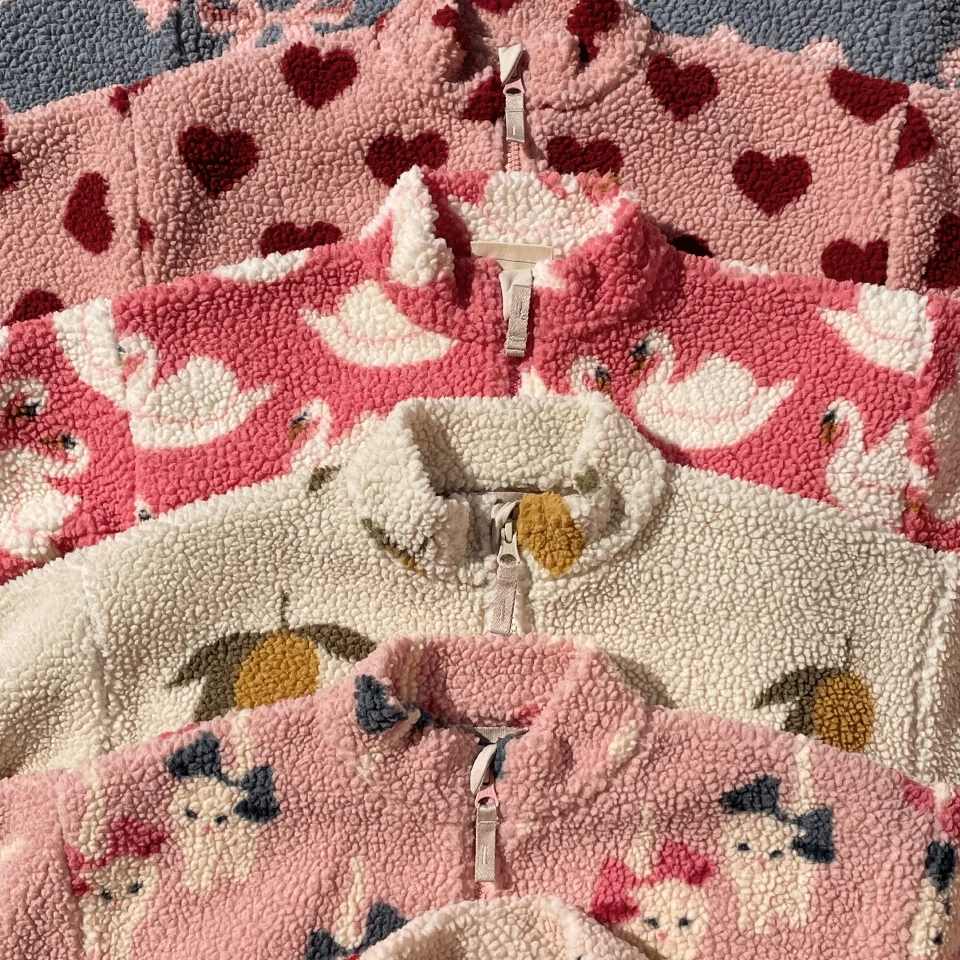 ملابس الفتيات KS ملابس الأطفال الشتوية هريرة القوس سوان خنفساء مخطط الكرز نمط معطف شعر الضأن #5