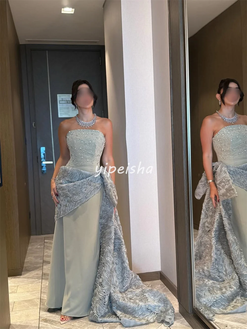 Vestidos largos sin tirantes rectos fruncidos con diamantes de imitación de Charmeuse exquisitos de estilo moderno personalizado vestidos para ocasiones a medida a juego
