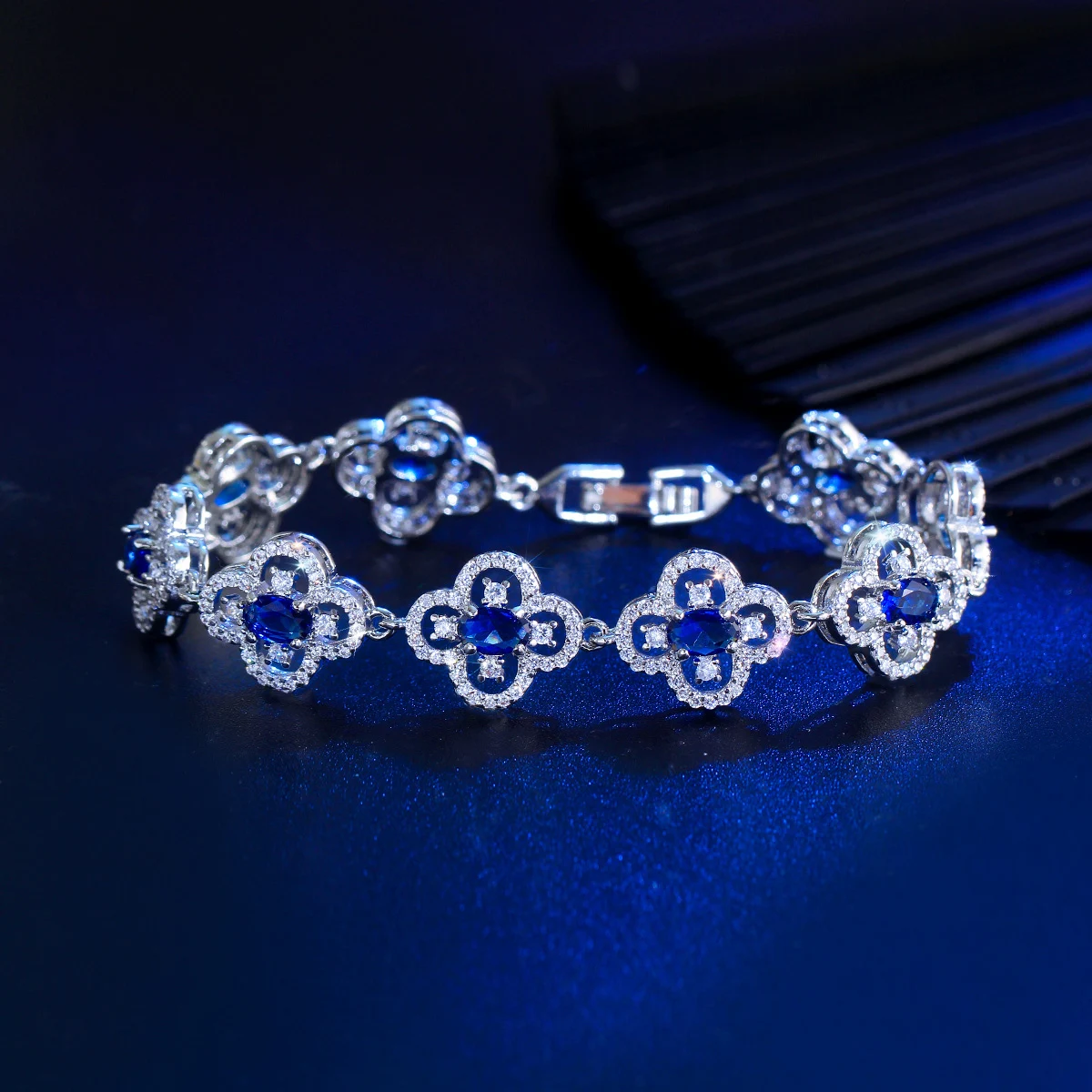CWWZircons Luxuriöses Gelb-Rosa-Weiß-Blau CZ Großes Vierblättriges Blumen-Tennisarmband für Damen Hochzeit Party Schmuck Großhandel S0282 – Detail 13