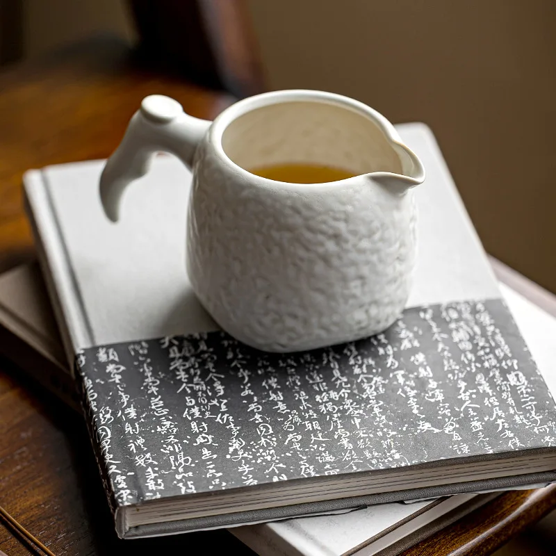 

Белая керамическая чайная чашка ручной работы в скандинавском стиле с лунным светом в стиле ретро, кружка для розлива молока, кофе, сока