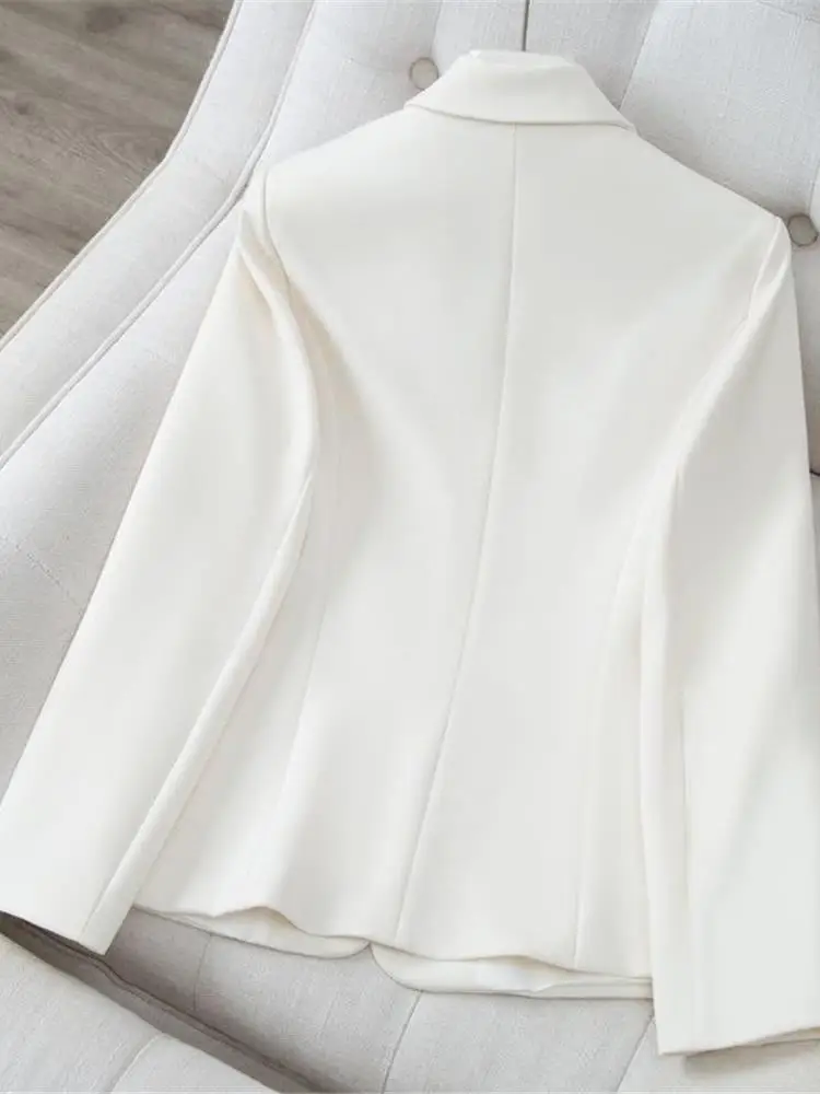 سترة بيضاء مصممة خصيصًا للنساء ربيع 2024 ضيقة أنيقة قصيرة الطول مناسبة للمكتب بأكمام طويلة تصميم نظيف من الشركة المصنعة الصينية