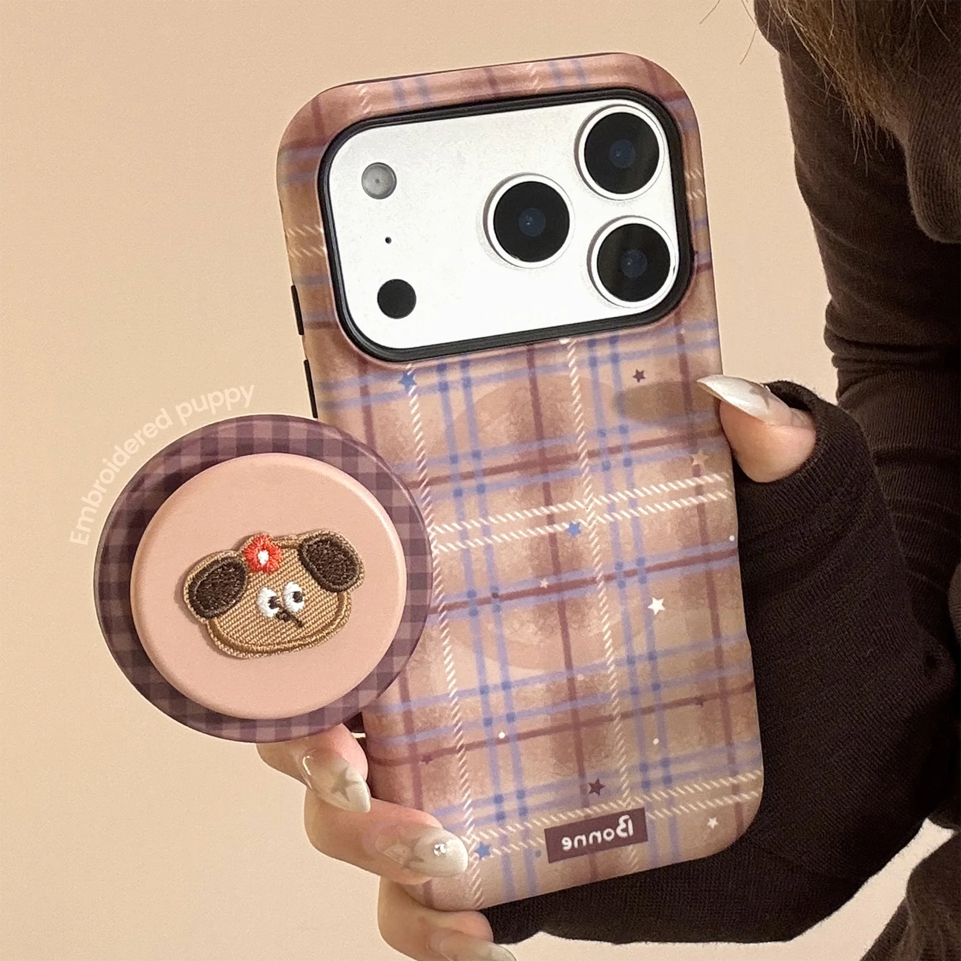 Niedliche Gittermuster-Cartoon-Stickerei-Welpen-Halterung, magnetische Handyhülle für iPhone 17, 16, 15, 14, 13, 12, 11, Pro Max, stoßfeste Abdeckung