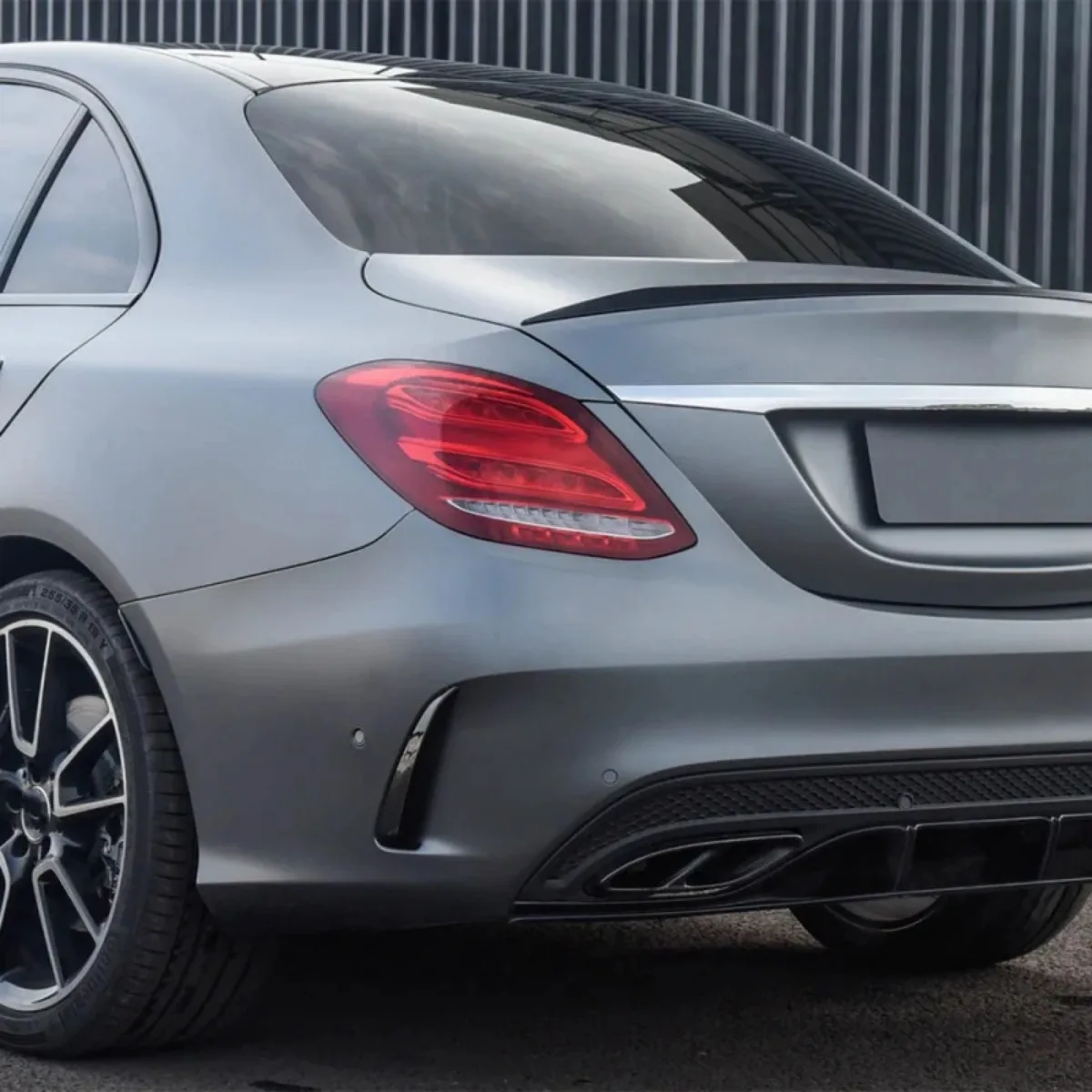 Paar hintere Entlüftungsverkleidung, Stoßstangenverkleidung, Lippe, Seitenkanister, Fin-Splitter für Mercedes-Benz C-Klasse W205 C43 C63 AMG 2014–2019 – Detail 6