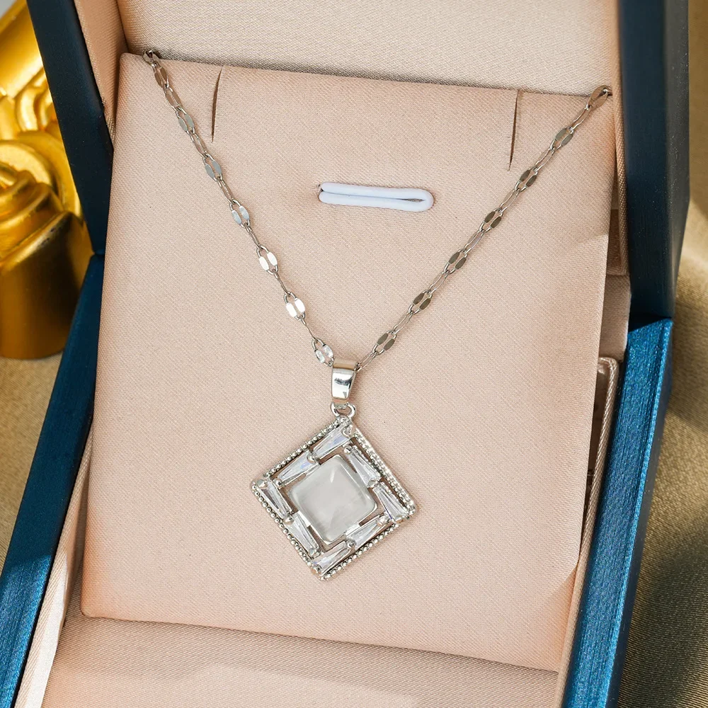 Этот уникальный и модный женский аксессуар представляет собой простой цепочку на ключицу «кошачий глаз», инкрустированный бриллиантами.