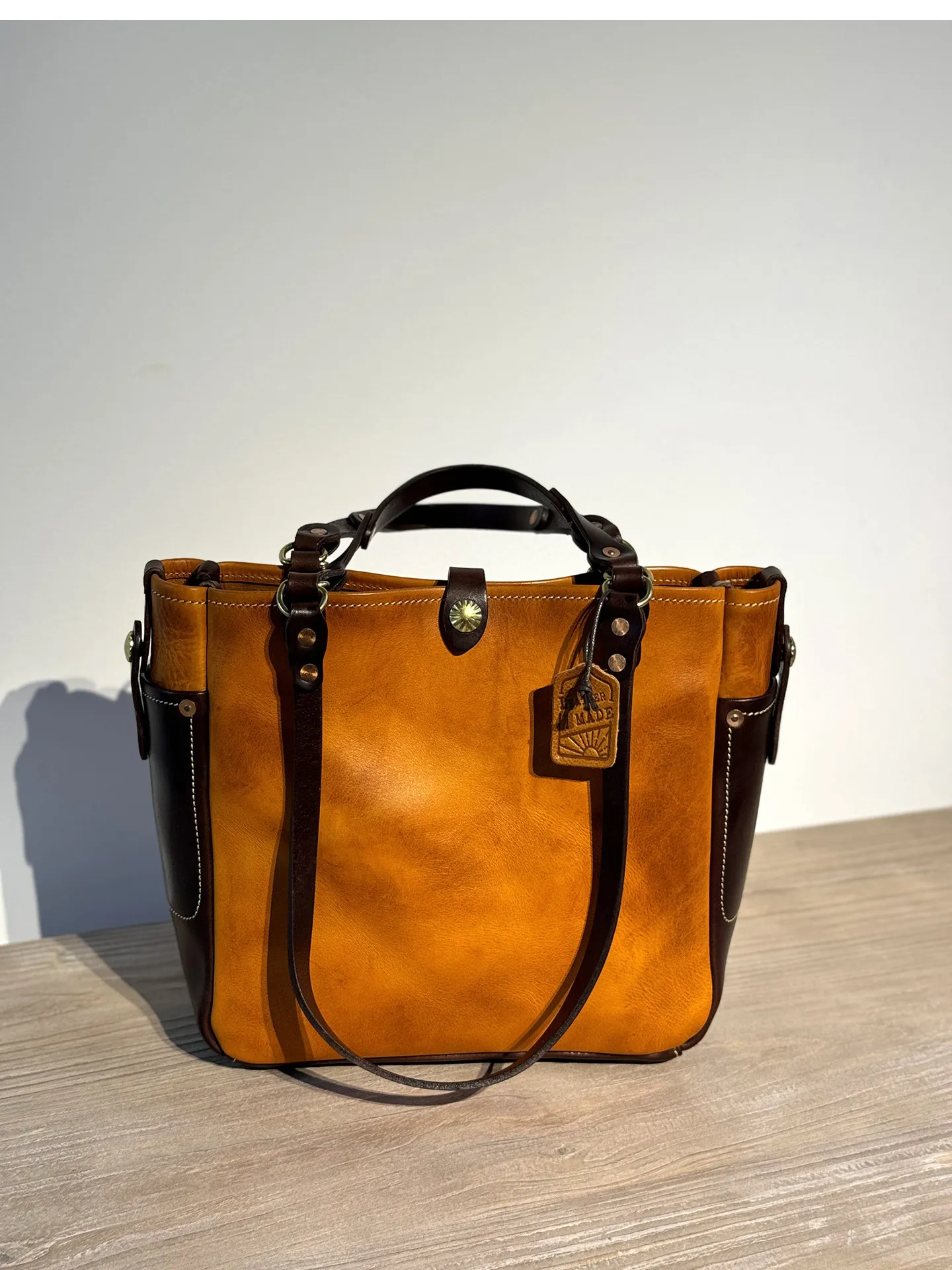 Vintage Designer Handgefertigte Arbeits-Tragetasche aus pflanzlich gegerbtem Rindsleder für Herren, Business Casual Luxus Naturleder Handtasche – Detail 7