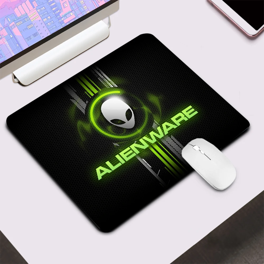 لوحة ماوس ألعاب صغيرة من Dell Alienware لوحة ماوس كمبيوتر للمكتب لوحة مفاتيح للمكتب وحصيرة من السيليكون للكمبيوتر المحمول
