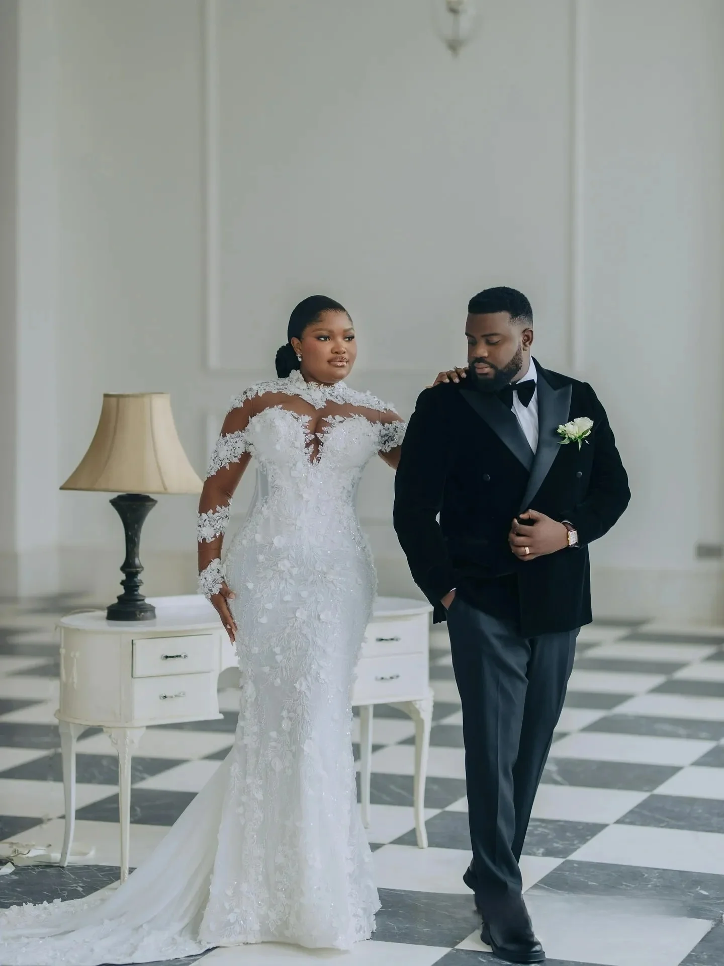 ชุดแต่งงานแบบสั่งตัด คอสูง ประดับลูกปัดและงานปัก 3 มิติ ระยิบระยับ พร้อมชายกระโปรงยาวแบบสวีปเทรน หรูหรา แขนยาวเต็มตัว