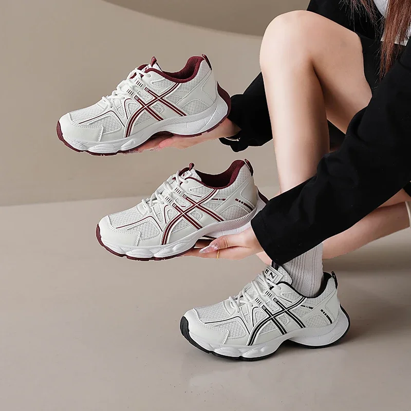 Baskets pour femmes en maille rayée blanc bordeaux, style Dad Sneakers rétro Y2K, à semelle épaisse et amortissante, respirantes, pour la marche quotidienne et l'entraînement sportif