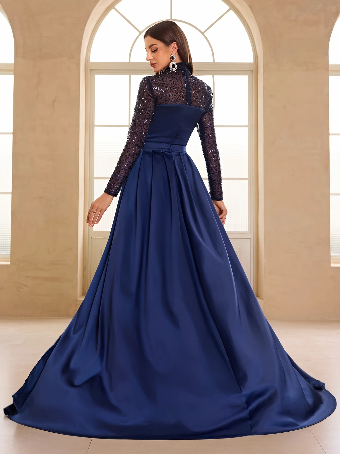 Vestido de noite elegante com gola alta 2025, vestido feminino de cetim azul marinho com mangas frisadas e cauda para festa de luxo personalizado