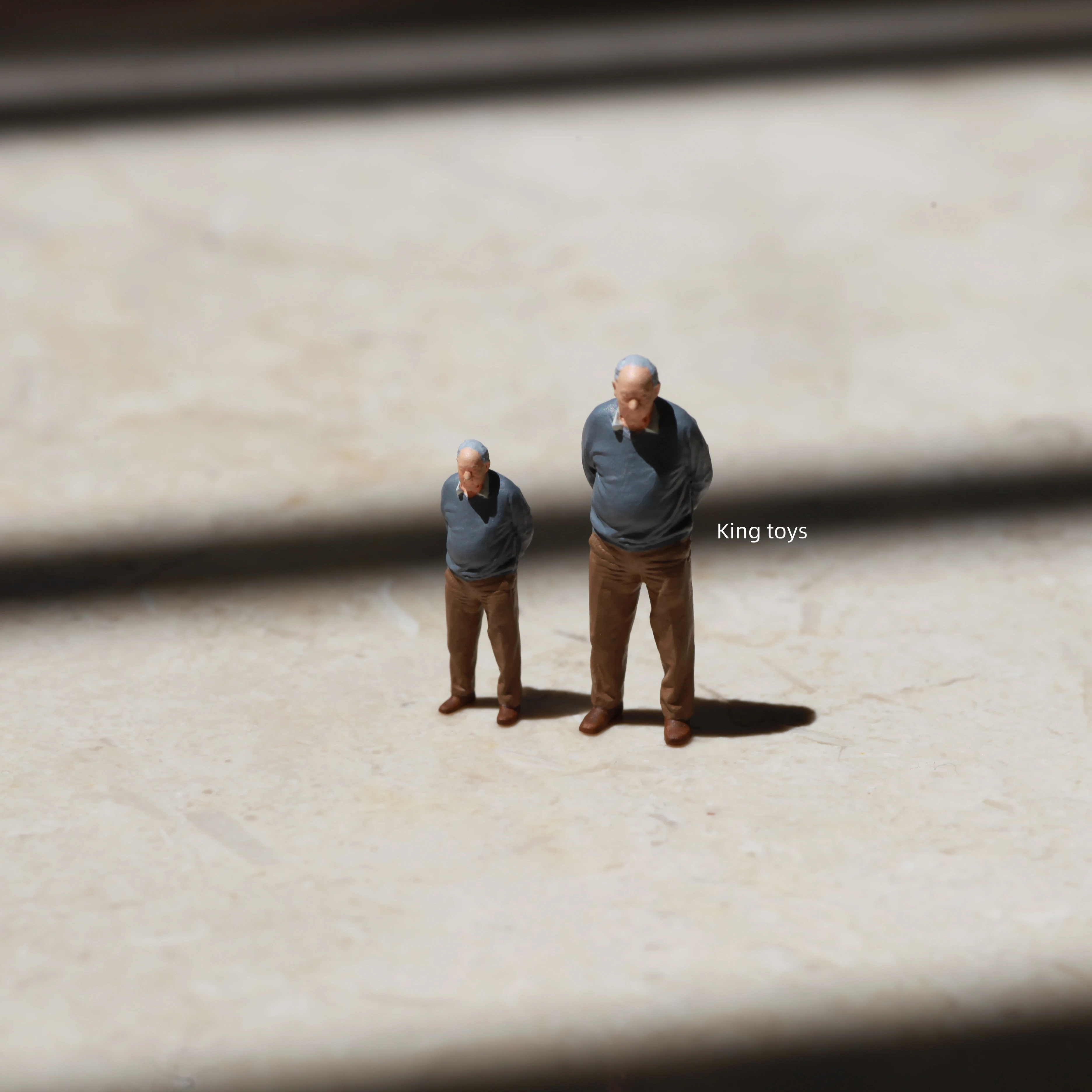 

King Toys 1:64 1:87 1:43 Figurines Scale Model Resin Old Man Dioramas Diecast Miniature Collection 092
