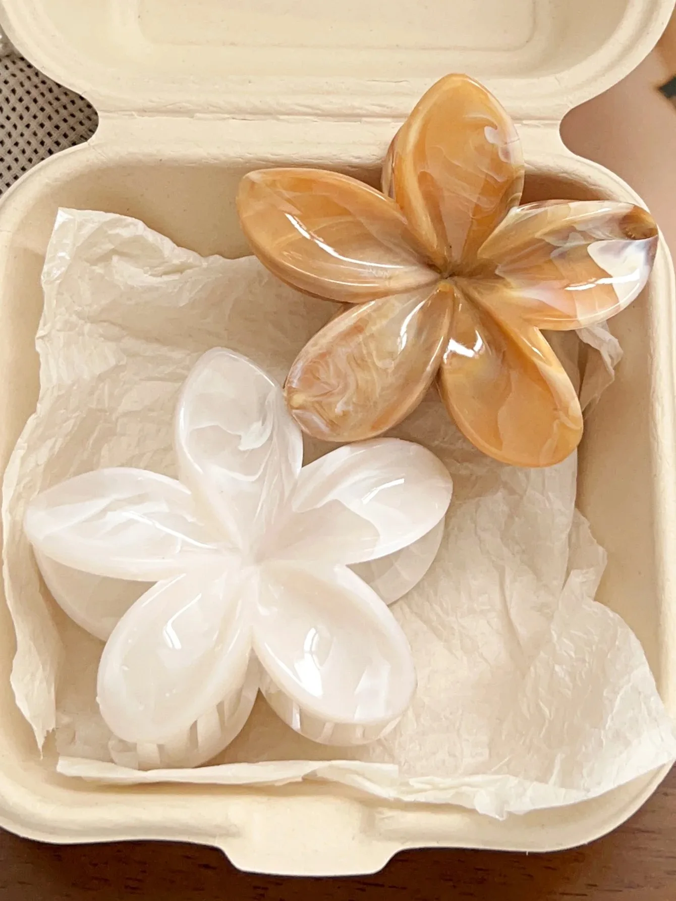 2 Pcs Hawaiian Flower Claw Clips for Women,Marble Vein Flower Hair Claw Clips for Thin Hair,Cute Beach Hair Accessories