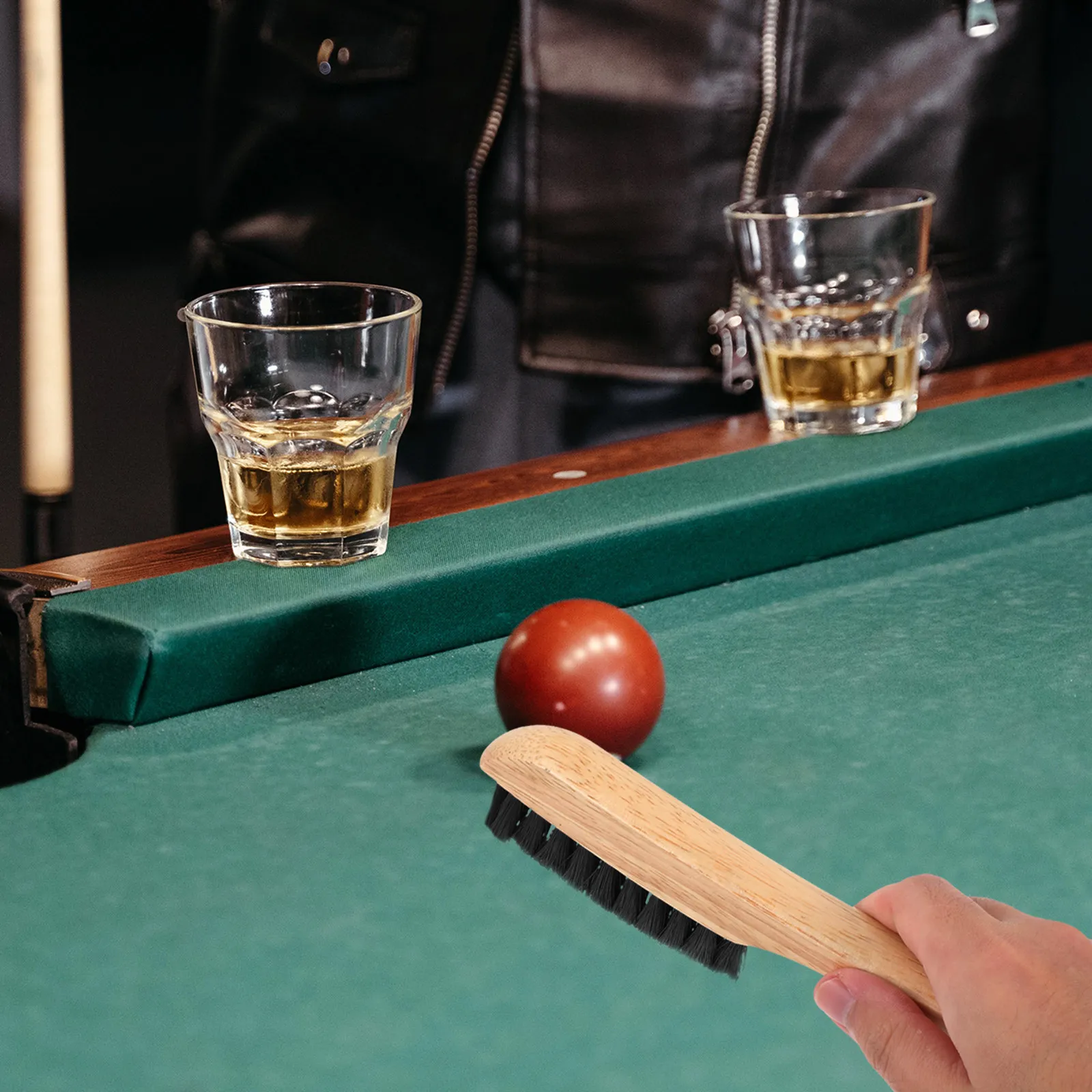 

Премиальная щетка для чистки бильярдных столов с плотной щетиной для бережной очистки фетра под рельсами и в основании стола, для ухода за бильярдными столами