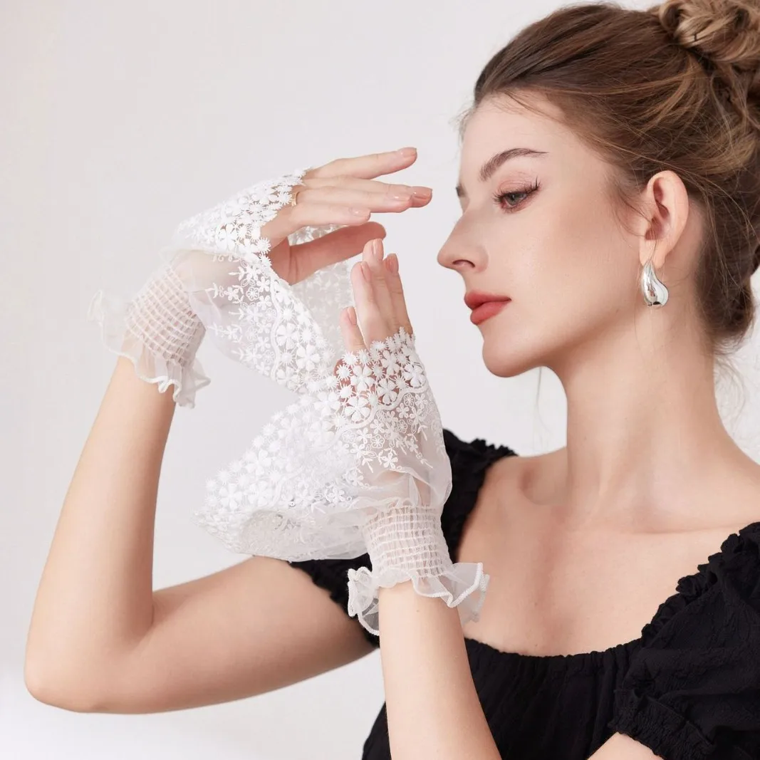 mangas-decorativas-femininas-com-renda-florida-e-detalhes-delicados-tipo-saia-com-punhos-falsos
