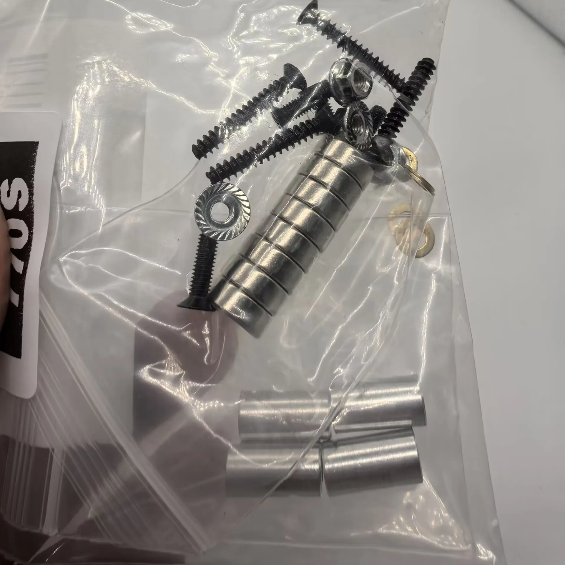 ชุดติดตั้งหลังคาแม่เหล็กแบบไม่ทำลายโครงสร้าง สำหรับรถบรรทุก Tamiya รุ่น SCANIA และ Volvo รุ่นหลังคาสูง 1/14