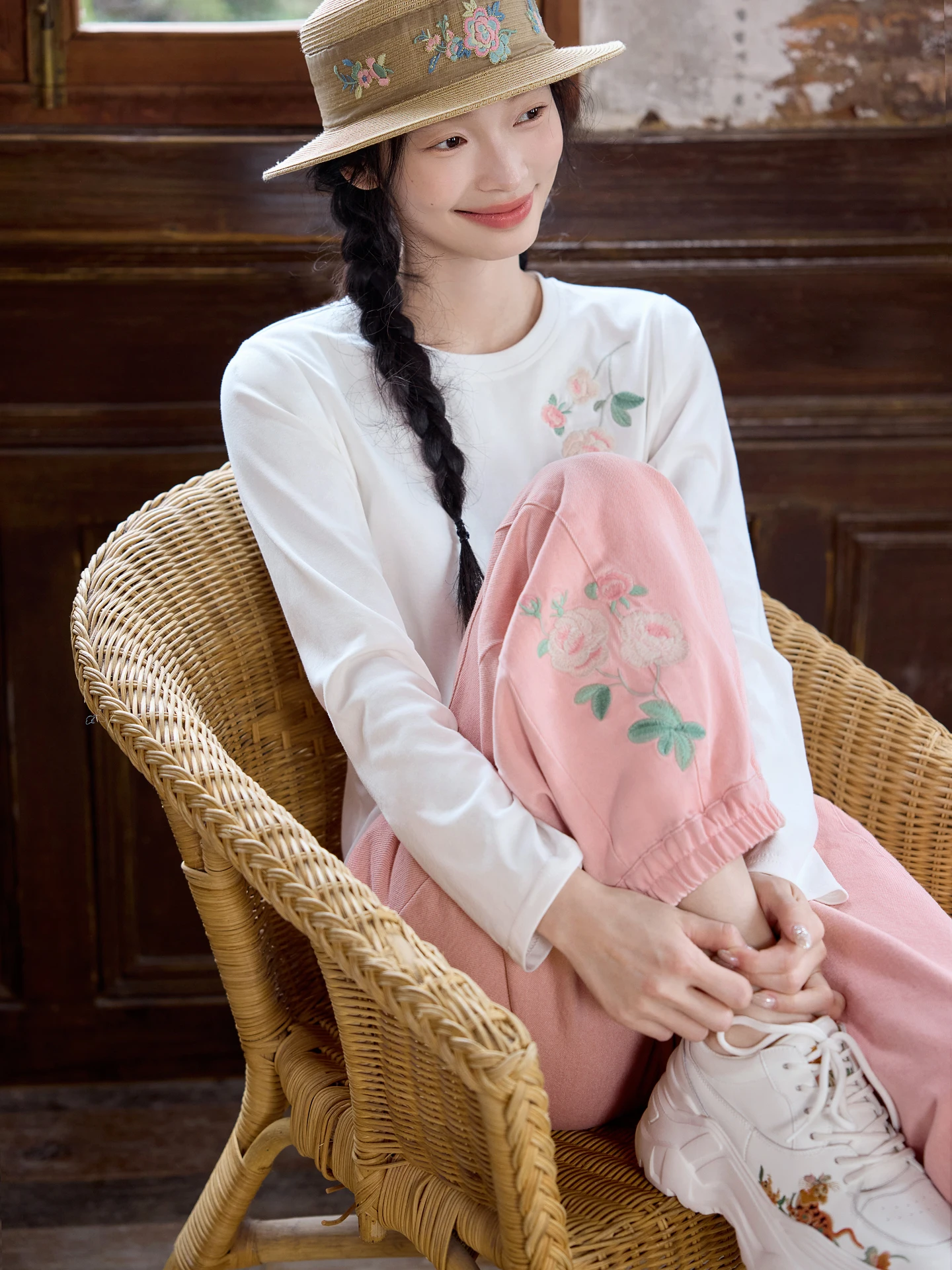 

Original National Style Embroidered Denim Pants Vintage Washed Bunch Foot Pants Micro Star And Pink Peony Floral Cotton Jeans