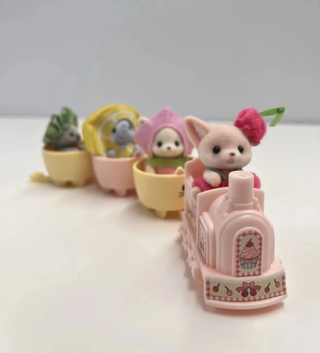 Nuovo autentico Sylvanian Families Piccolo treno Milo Max Cakebread Barboncino Fai finta di giocare Sylvanian Famiglia Mobili Giocattoli Regalo Giocattolo