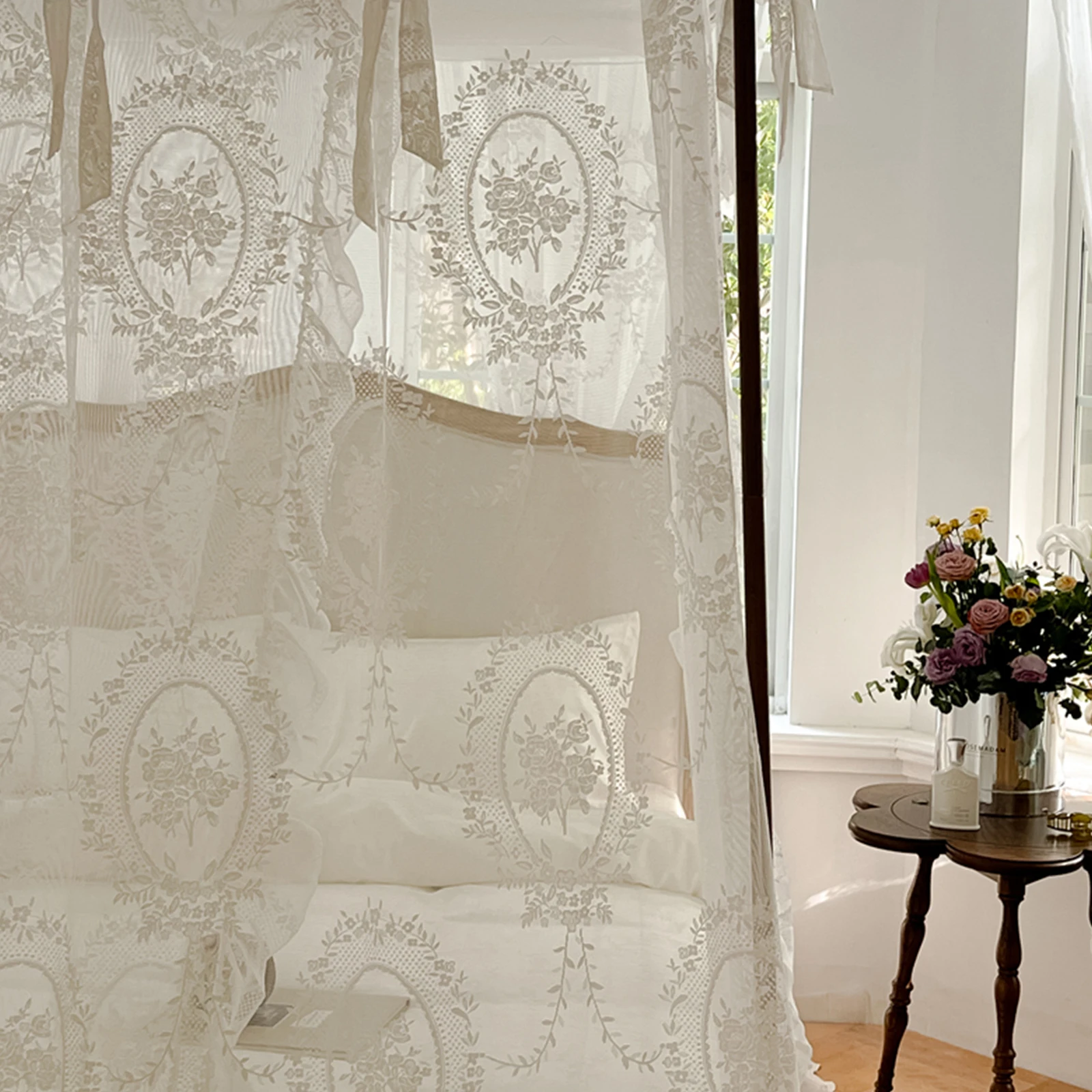 ジャカードレースのベッドカーテン、トリプルドアデザイン、グレアをブロックし、プライバシーを強化、花のモチーフが寝室に魅力を加えます。