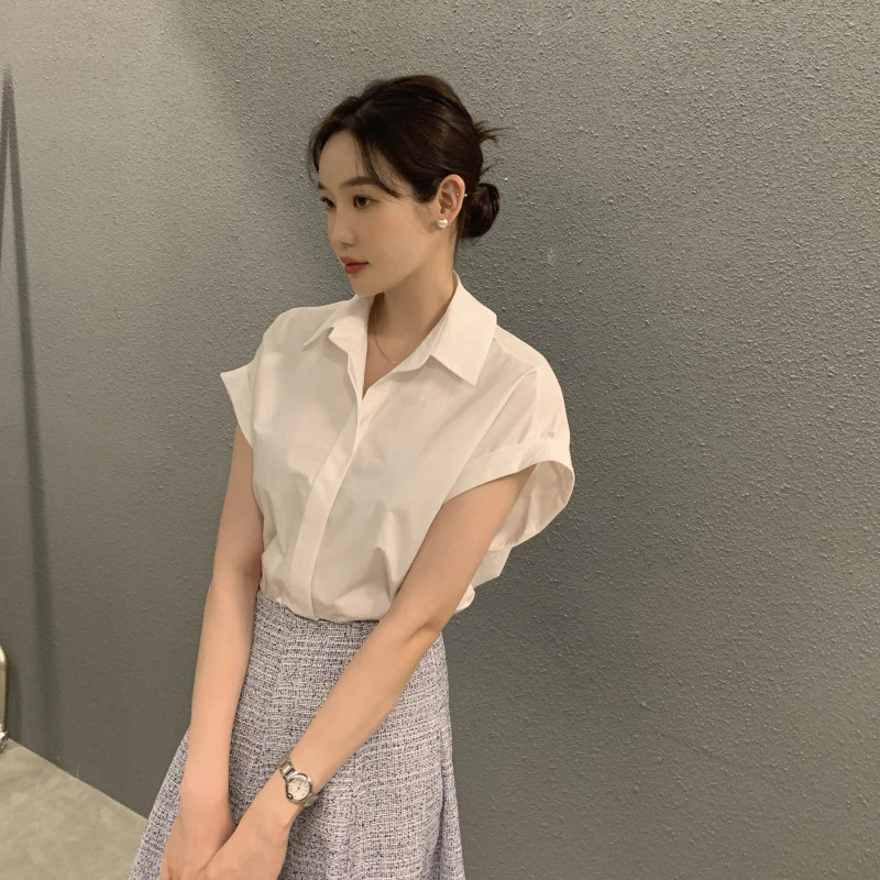 เสื้อเชิ้ตผู้หญิงฤดูร้อน 2023 สไตล์เกาหลี สีขาวลำลอง ผ้าผสม สีพื้น ติดกระดุม ทรงหลวม