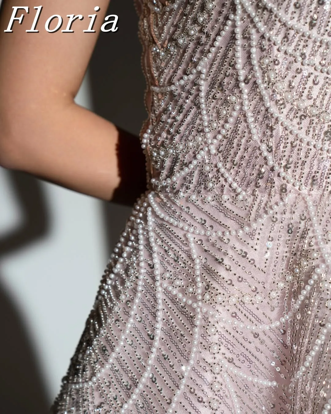 2025 สีชมพูไข่มุกพู่งานแต่งงานชุดเต็มประดับด้วยลูกปัดเจ้าหญิงพรหมชุดหรูหราที่กําหนดเองปิดไหล่ Haute ชุด