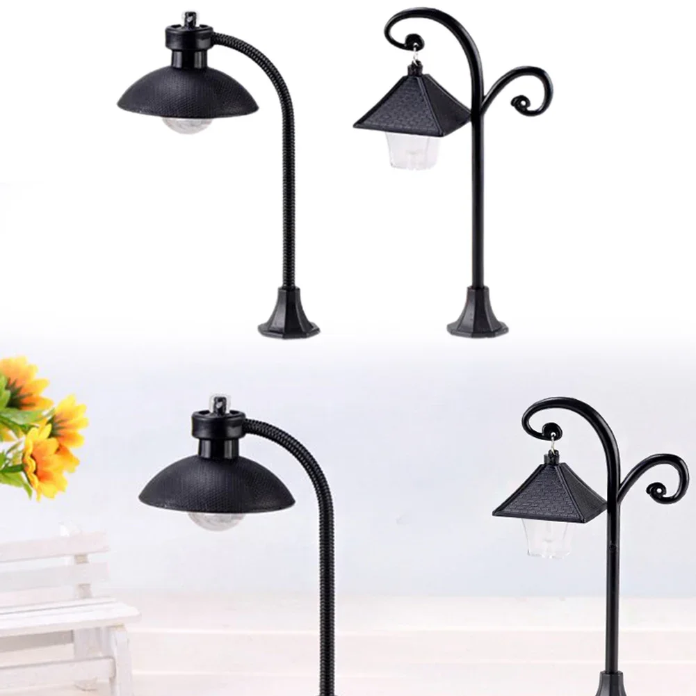 1 set nuovissimo luci per la casa ornamento arredamento da giardino lampada solare treno batteria in miniatura casa delle bambole nera modello strada