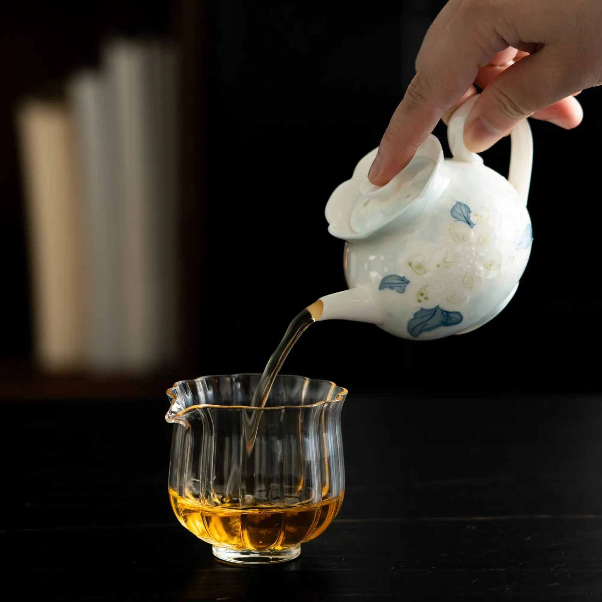 

Yingdetang Ceramic Three-Dimensional Relief Tea Brewing Hand-Painted Underglaze Color Single Pot High-End Teapot Exquisite