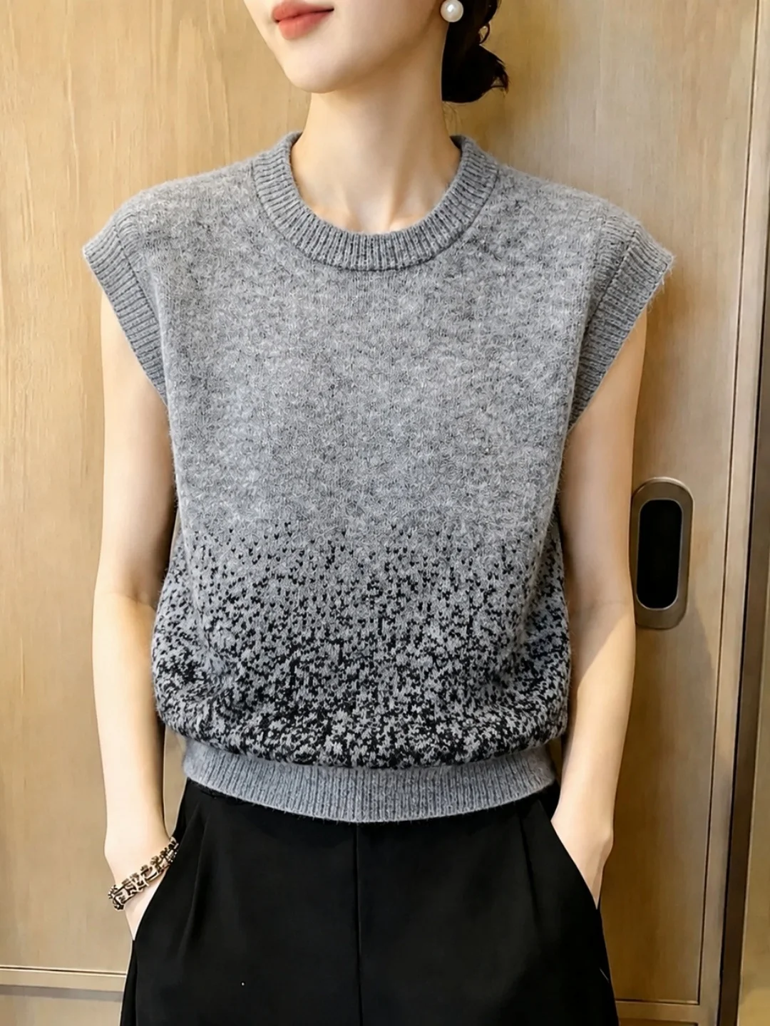 Fashionable Knitted Vest Women's New Arrival Autumn 2026 Color Block Design Anti-Aging Trendy Style Commute Wind Regular Slee...