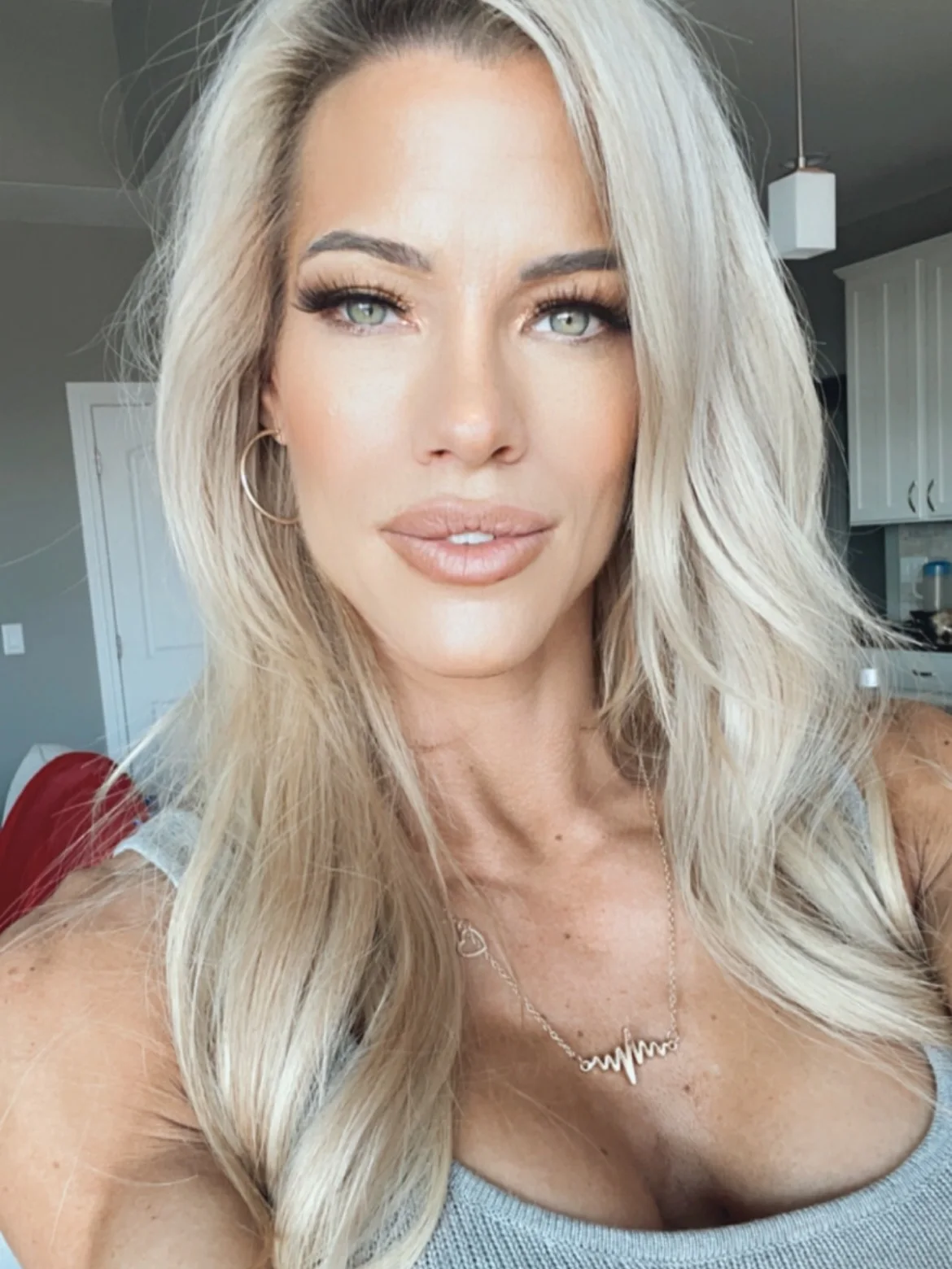 Ombre Dark Root Ash Blonde Synthetic Wig with Middle Part 200% High Density 13x4 Lace Frontal Pre Plucked for Women