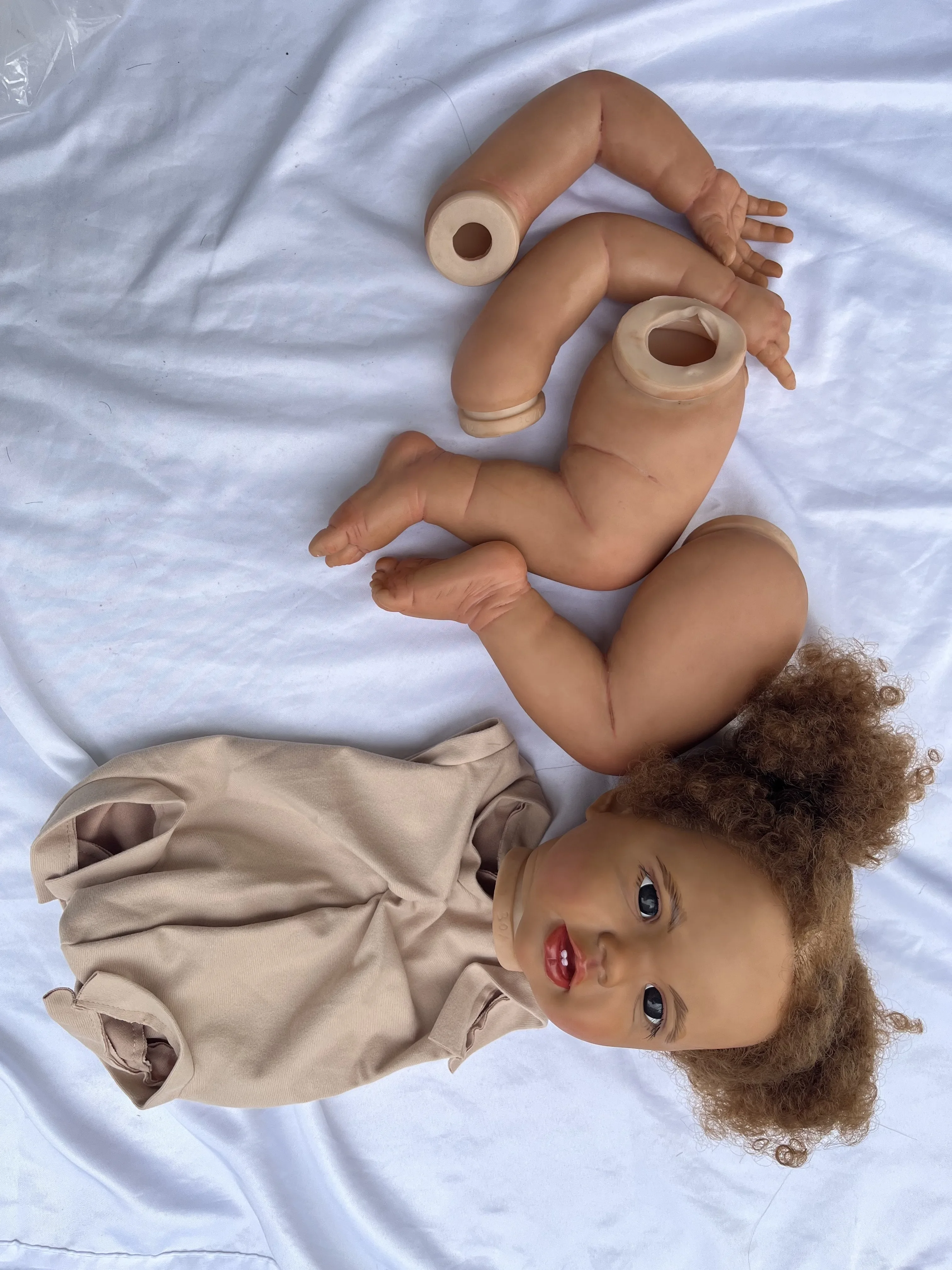 DLS Customized Limited Supply 24 Zoll Reborn Baby Lottie Dark Skin Painted Kit DIY Teil mit einem zusätzlichen Stoffkörper Echte Fotos