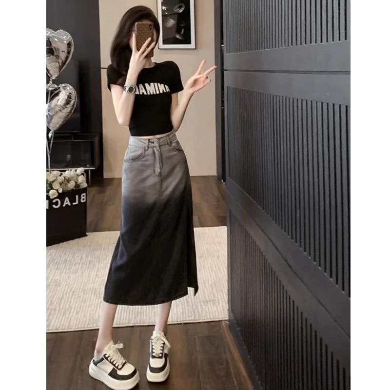 Damskie modne dopasowane czarne T-shirty z napisem, dwuczęściowe komplety z rozcięciem, spódnicami jeansowymi z wysokim stanem, letnie zestawy z krótkim rękawem i jeansami.