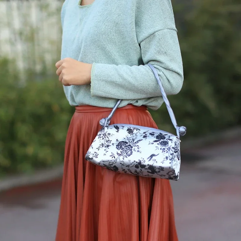 Winter Silk Embroidered Women Bag Chinese Style Fashion Matching Bride Women Cheongsam Handbag Clutch Cosmetic Bag 2025