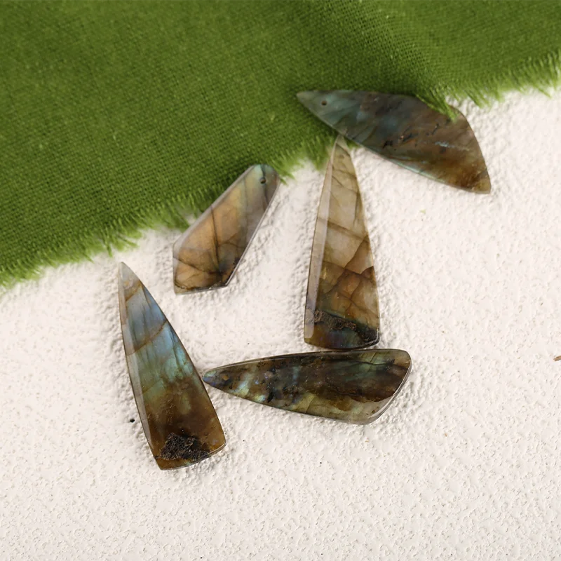

5PcsMulti-Color Labradorite fashion Semi-precious stones Carving Pendant for Necklace Stone Fashion Natural Jewelry 42x15x4mm15g