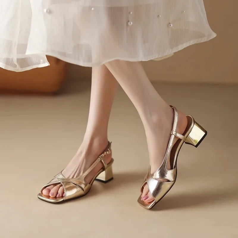 

2025 г. Высококачественная женская обувь с пряжкой и ремешком. Женские сандалии. Модные офисные и карьерные сандалии с открытым носком. Новые босоножки на каблуке с квадратным носком.