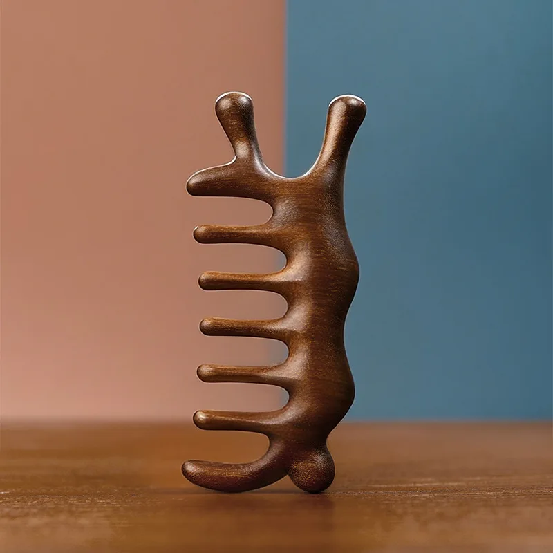 مشط تدليك متعدد الوظائف من خشب الصندل الذهبي مع أسنان واسعة وكشط الأنف ومشط معالجة نقطة الوخز