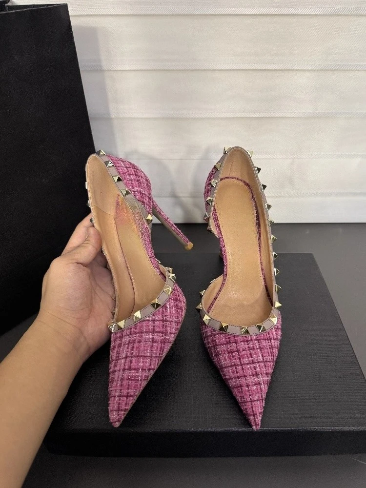 

Новые тканые высокие каблуки с женственным темпераментом, высококачественные тонкие каблуки, полые заклепки сбоку, сексуальные модные туфли с острым носком