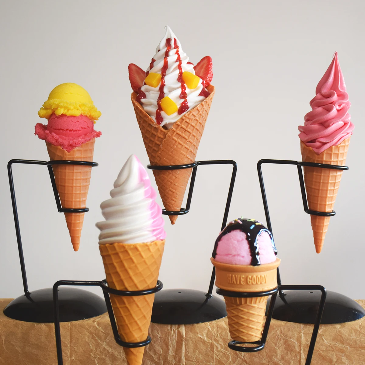 Simulierter Eistüte mit Soße, Lebensmittelspielzeug, Dessertladen-Dekoration, Puppenhaus-Requisiten, schöne Requisiten für den Eisgeschäft
