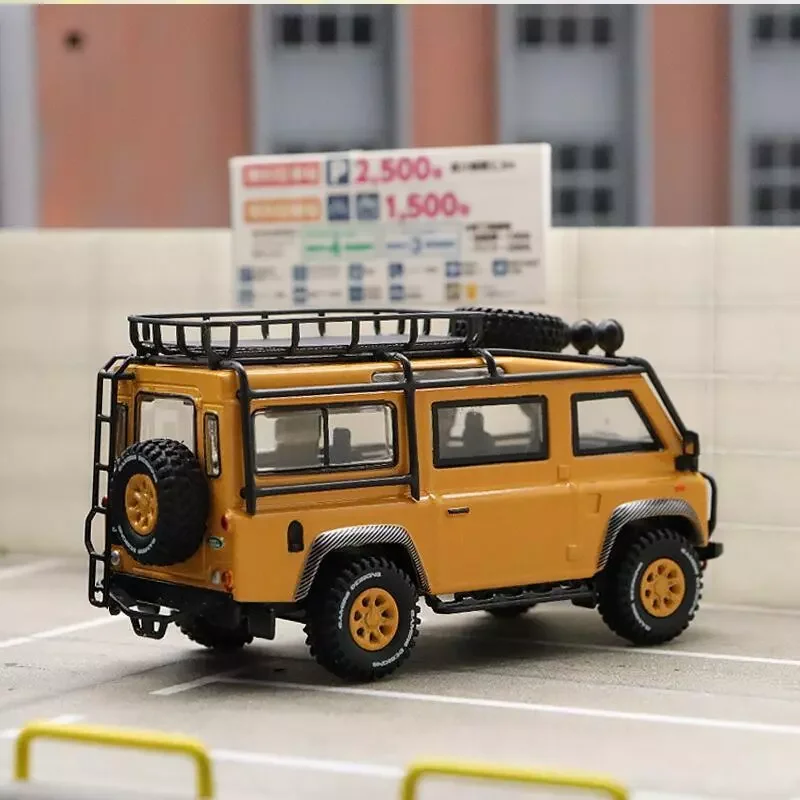 Master 1:64 Rover Defender Van (Yellow) with Accessories Diecast Model Car Collection Limited Edition Hobby toys