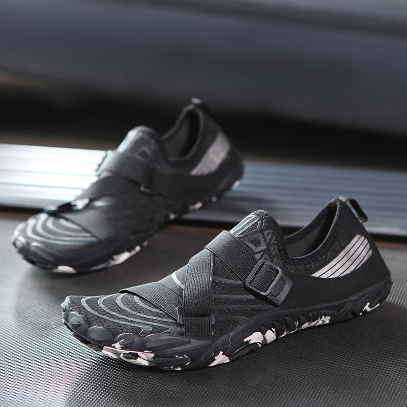 A pair of children's teen double buckle water shoes quick stretch fabric anti-slip five toe sole beach hiking sneakers YZ-1008