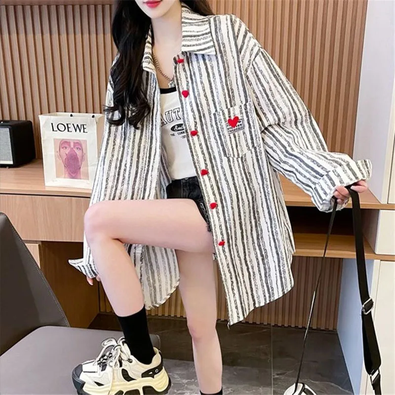 

Весенне-осенняя рубашка средней длины в полоску, женское пальто 2026, новая модная свободная рубашка с солнцезащитным кремом для отдыха, женская блузка с узором «любовь»