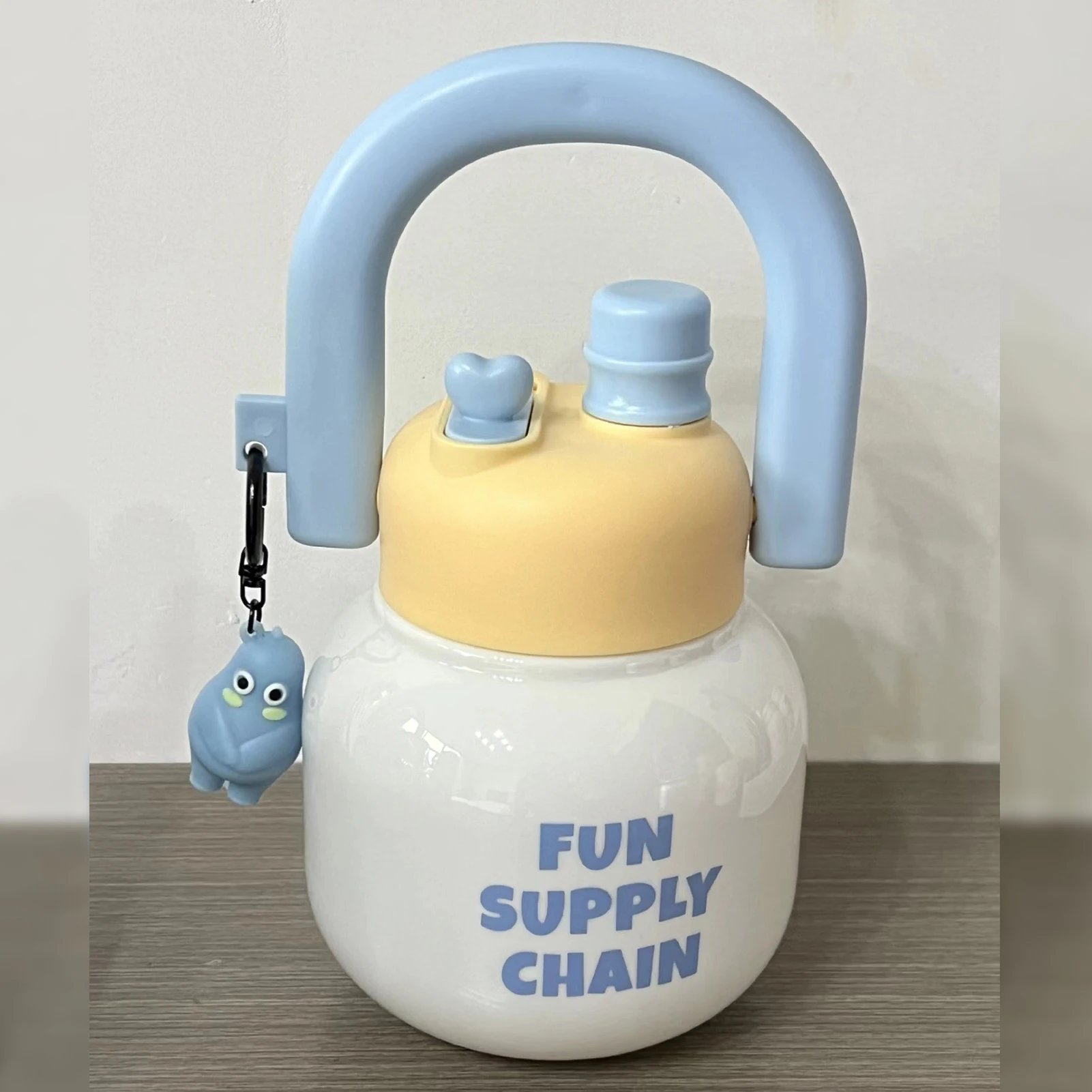 1 قطعة/الوحدة المحمولة البسيطة الغذاء الصف زجاجة ماء بلاستيكية سعة كبيرة طفل بهلوان غلاية كوب بقشة للكاميرا في الهواء الطلق #4