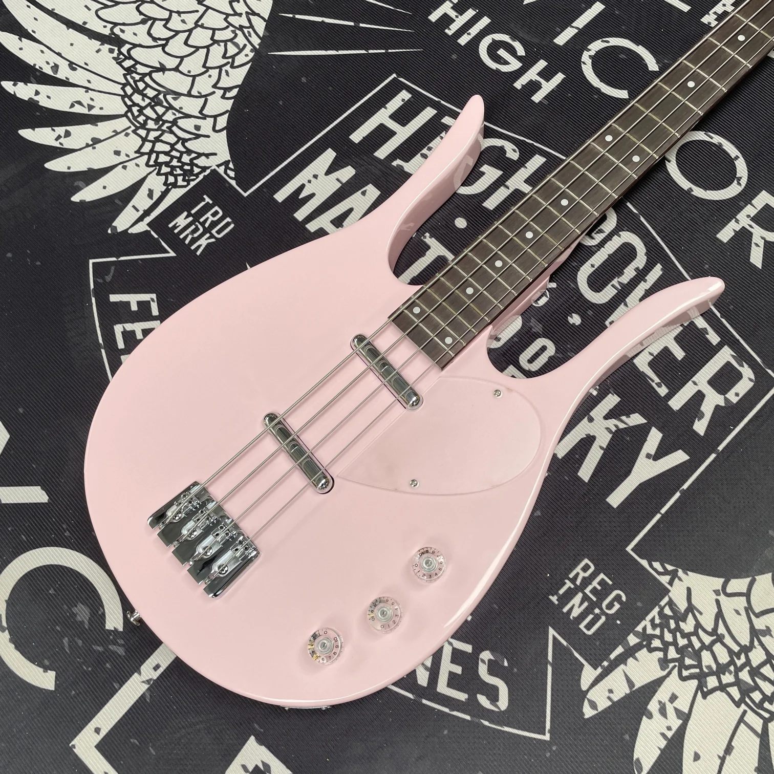 

Bright pink electric bassguitar with rosewood fingerboard and chrome hardware guitars,ideal beginner's choice for girls guitarra