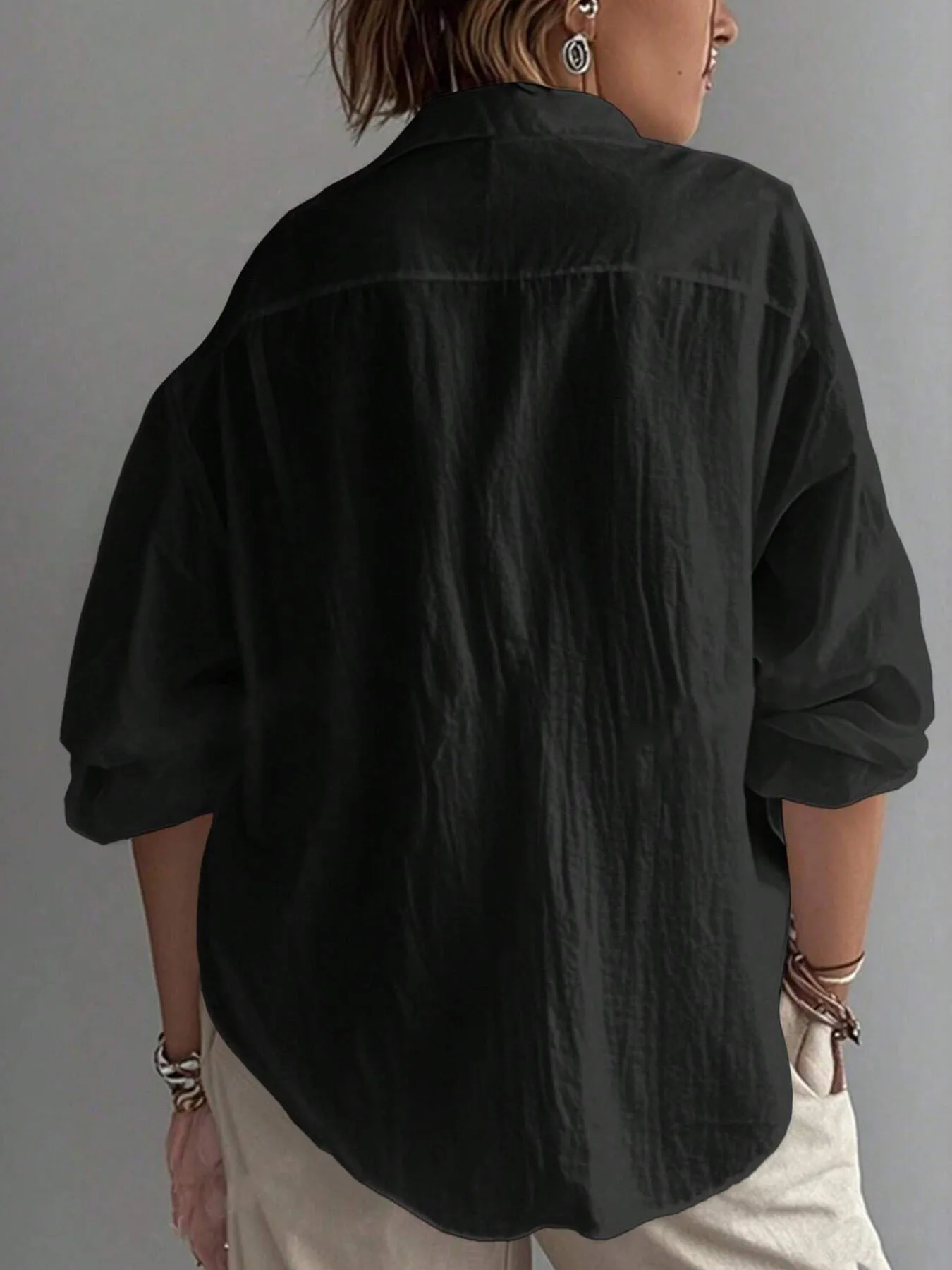 Klassisches Damen-Hemd aus 100% Baumwolle mit Kragen und Knopfleiste – ein einfaches, unverzichtbares Oberteil für den Alltag und das Büro. – Detail 8