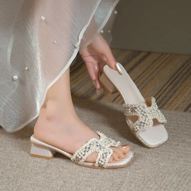 

Женские летние тапочки 2024, хит продаж во французском стиле, новое корейское издание, универсальные крутые тапочки с открытым носком на среднем каблуке и толстом каблуке Fairy Pearl