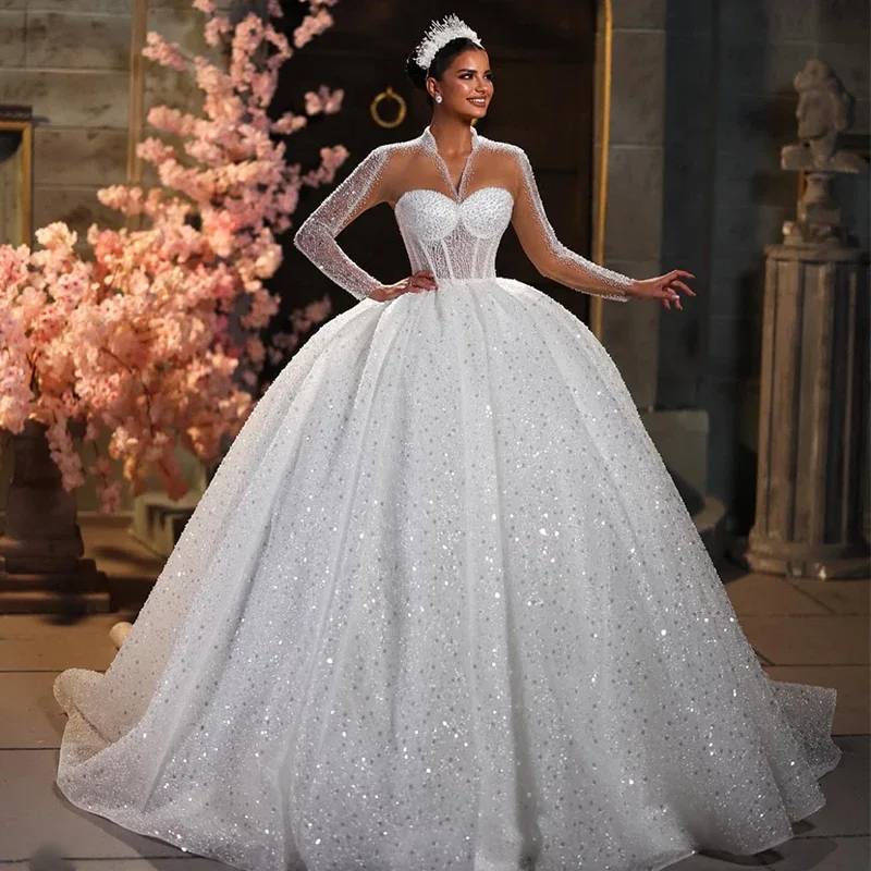 فستان زفاف فاخر مخصص برقبة عالية من الأورجانزا مع حبة مطرزة وأكمام طويلة فستان الزفاف بأزرار فيستدو دي نوفيا