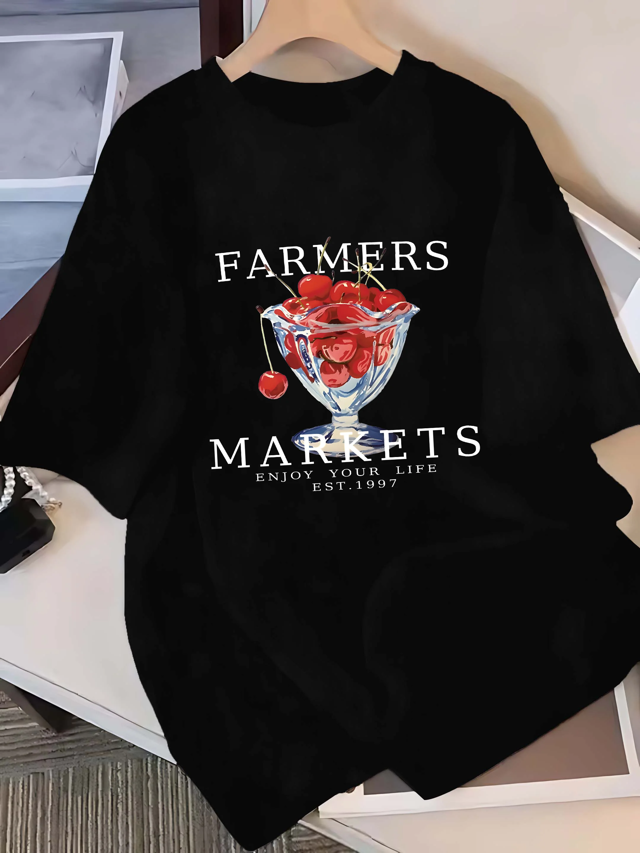 

Футболка больших размеров с короткими рукавами: «FARMERS MARKETS» Cherry Glass & Retro Lifestyle Graphic