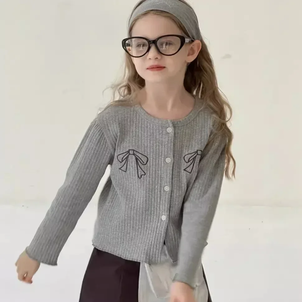 Jaqueta cardigan tricotada para meninas, casaco de bebê cinza claro, nó de borboleta bordado, nova, primavera e outono, 2024