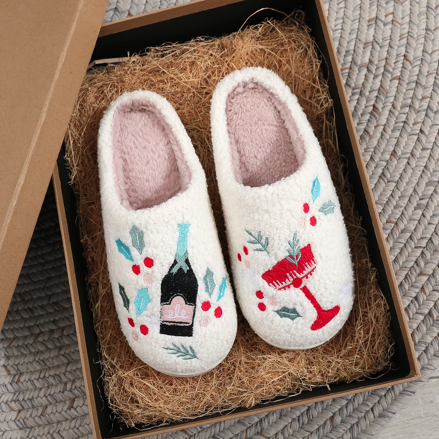 Atmospheric Christmas Wine Pattern Embroidered Home Cotton Slippers, with Thick Plush Lining for Warmth in Autumn and Winter, Closed-Toe Non-Slip Soft Sole Design, Unique Wine Element Embroidery, a Top Choice for Wine Lovers, Perfect as an Exquisite and Heartwarming Gift for Mom on Christmas or Birthdays